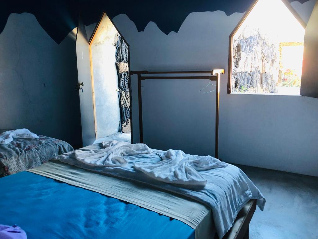 PortelaPensão Repouso Alegre Turismo e Aventura的一间卧室配有一张蓝色墙壁的床