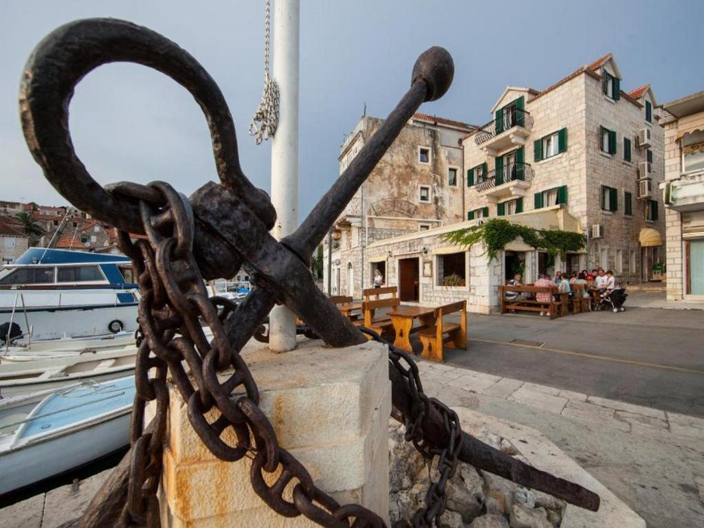 米欧纳斯丽卡别墅 的链条被绑在船的侧面