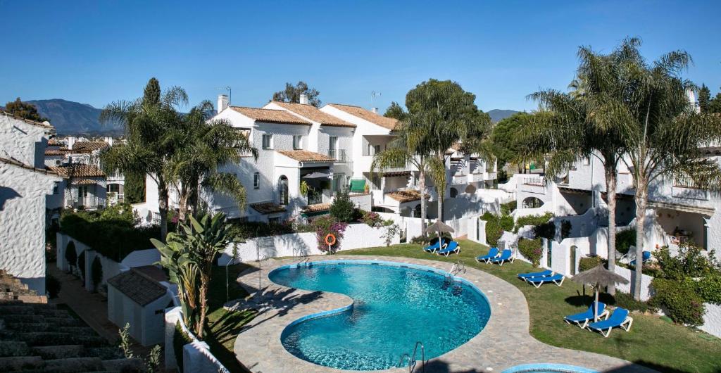 Estepona奥纳俱乐部本纳维斯塔公寓式酒店的度假村游泳池的图片