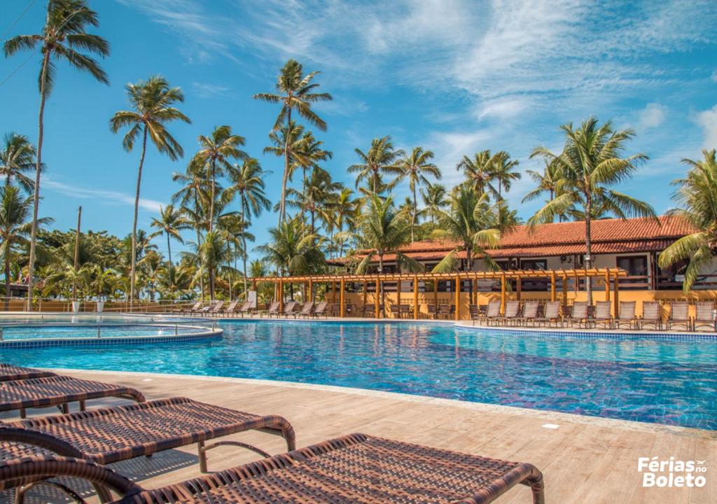 塞古罗港PSP Resort All Inclusive的棕榈树环绕的度假村游泳池