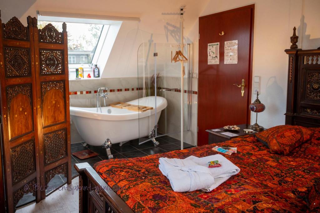 柏林Berlin entspannt geniessen的带浴缸、床和浴缸的浴室