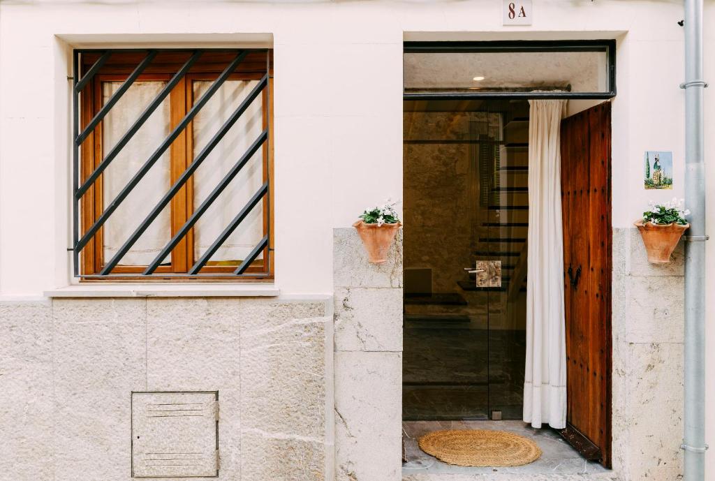 巴尔德莫萨Casa Rei Sanxo, 8A的两盆植物的白色房子的敞开的门