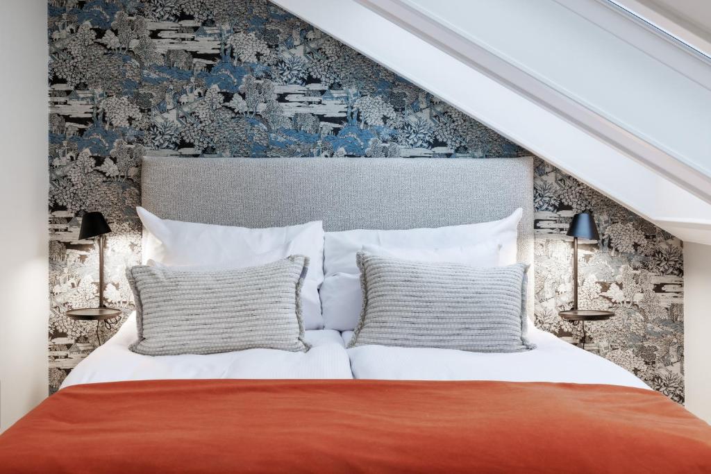 斯德哥尔摩克拉丽奥惠灵顿连锁酒店的一间卧室配有一张大床和两个枕头