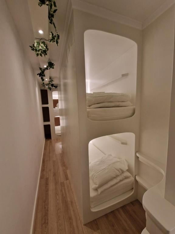 海牙金鹳青年旅舍的带白色毛巾的衣柜