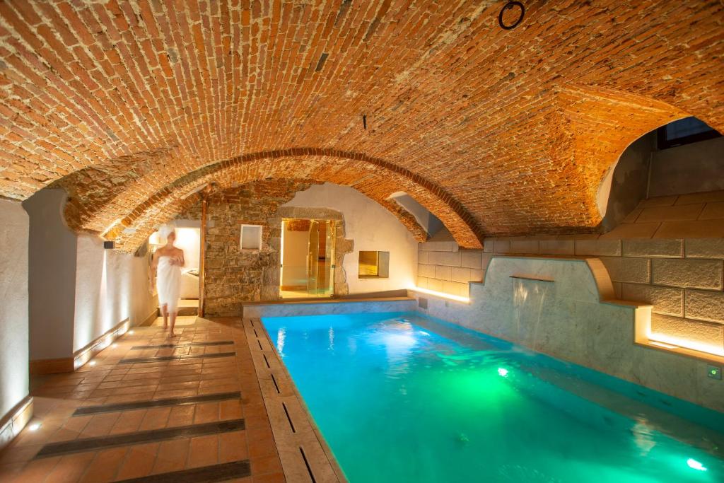 佛罗伦萨Casual Rinascimento Firenze的一座砖砌天花板建筑中的游泳池