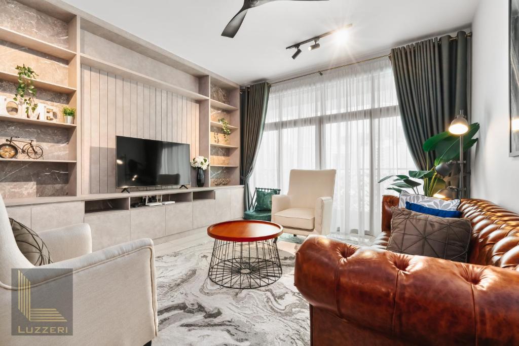 吉隆坡Legasi Kampung Baru Guesthouse的带沙发和电视的客厅