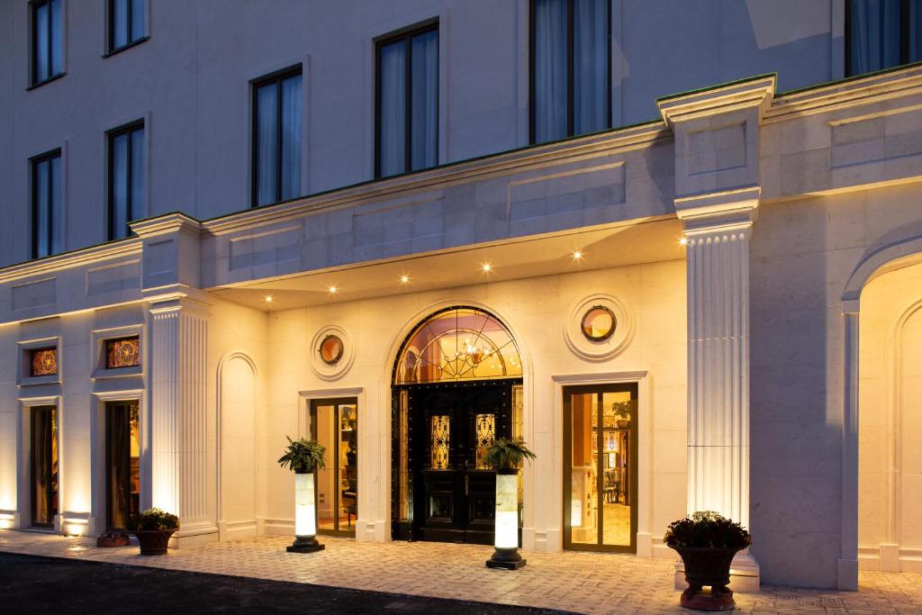 纳斯劳勒斯酒店的一座大型白色建筑,设有门窗
