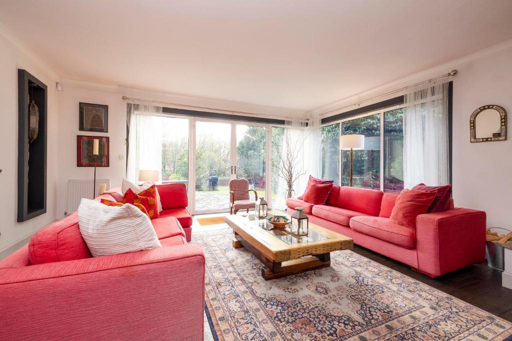 德里门Strathendrick House Magnificent property with Garden的客厅配有2张红色沙发和1张咖啡桌