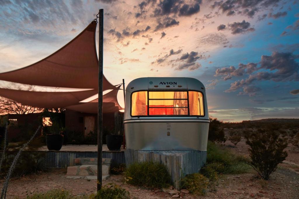 特灵瓜Desert Pearl ⁠— Quick Drive from Big Bend的沙漠中的小房子