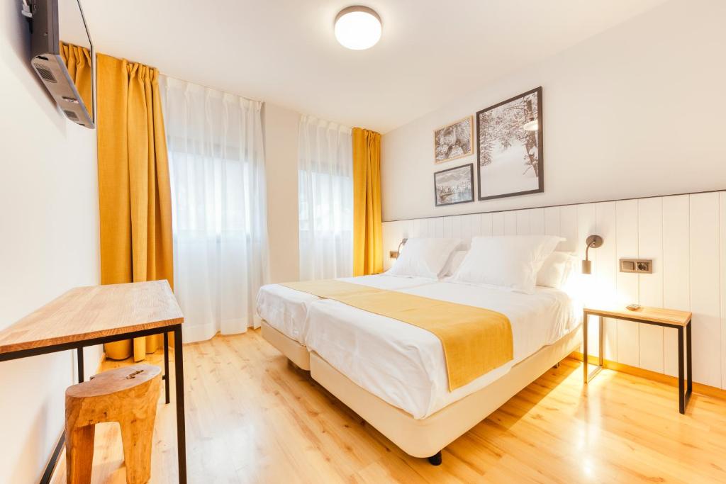 维耶拉维耶拉酒店 的卧室配有一张白色的大床和一张桌子