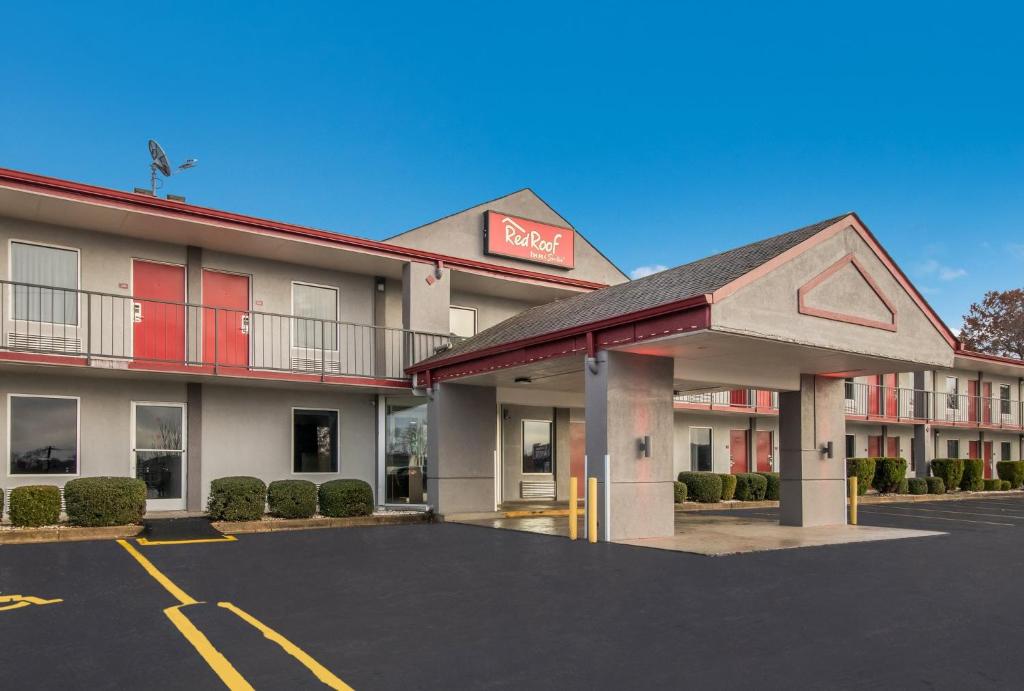 杰克逊Red Roof Inn & Suites Jackson, TN的前面有一个停车位的酒店