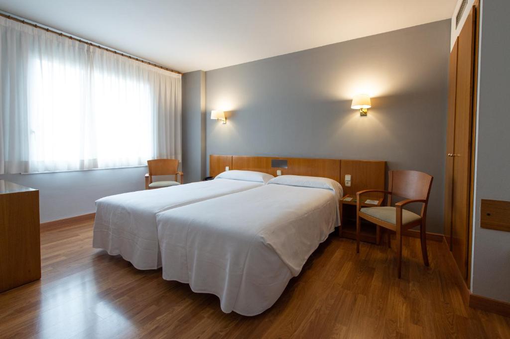 奥洛特博雷利酒店的卧室配有一张白色大床和一张书桌