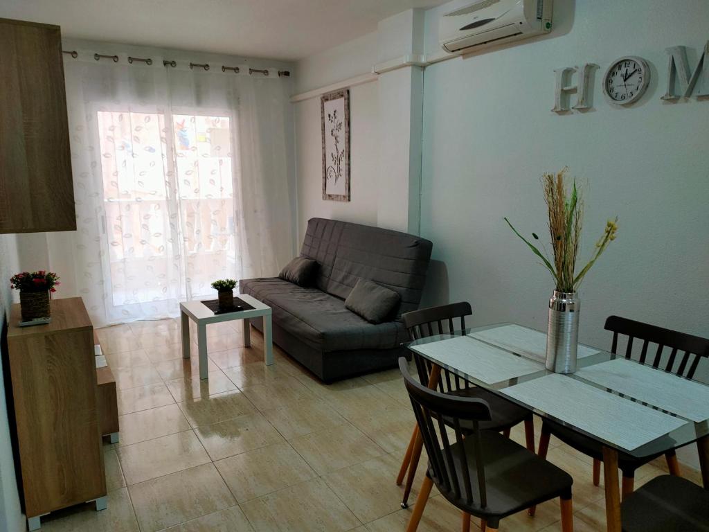 托雷维耶哈Casas Holiday - Playa del Cura的客厅配有沙发和桌子