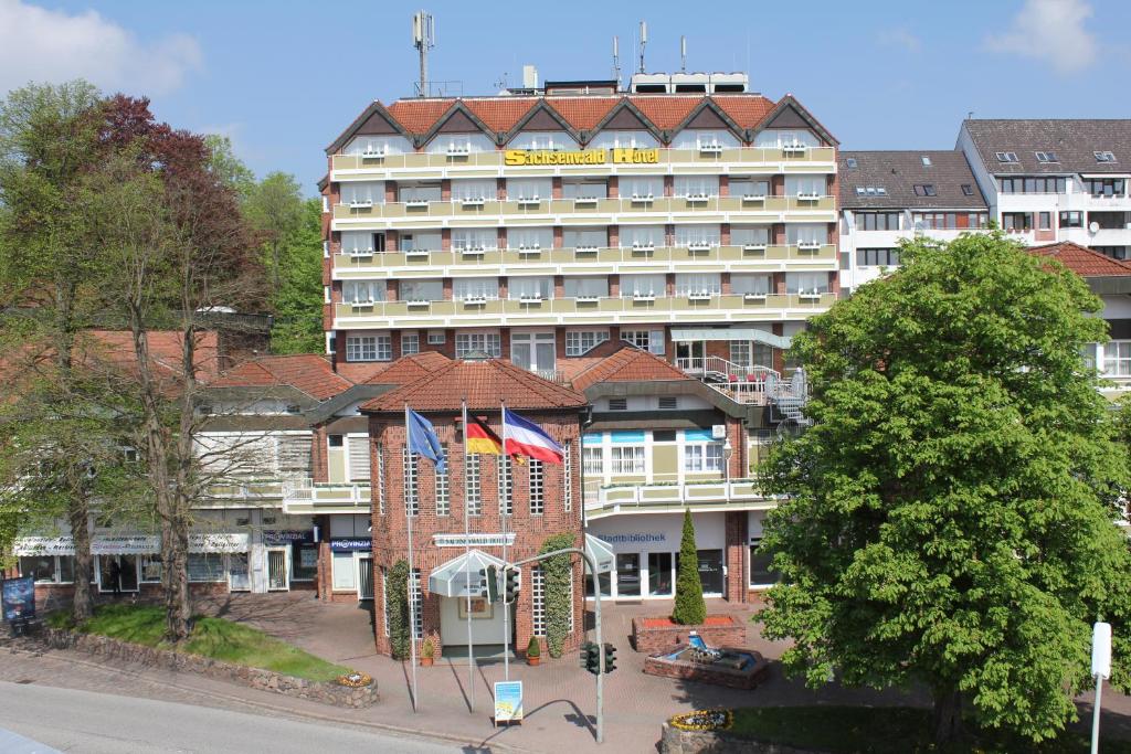 赖因贝克瑞比克萨彻森瓦尔德酒店的前面有两面旗帜的酒店大楼