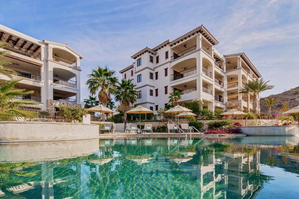 卡波圣卢卡斯Live Aqua Private Residences Los Cabos的大楼前有游泳池的酒店