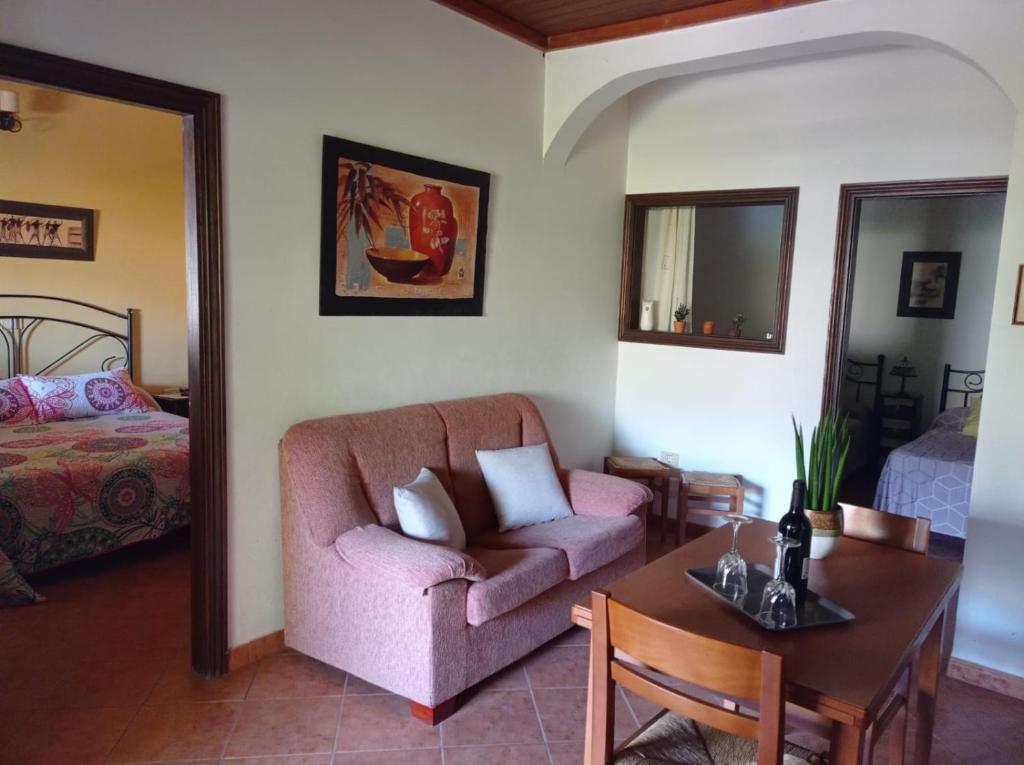AlojeraApartamento La Punta的客厅配有沙发、桌子和床。