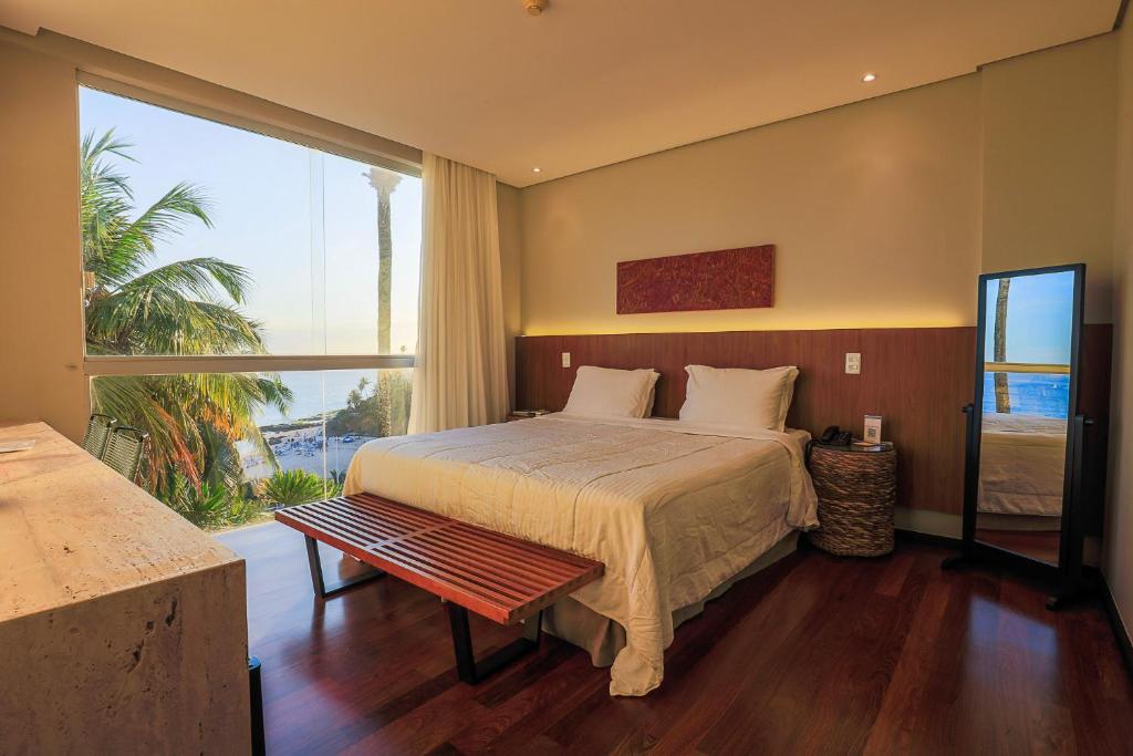 萨尔瓦多赞克托克酒店的一间卧室设有一张床和一个大窗户