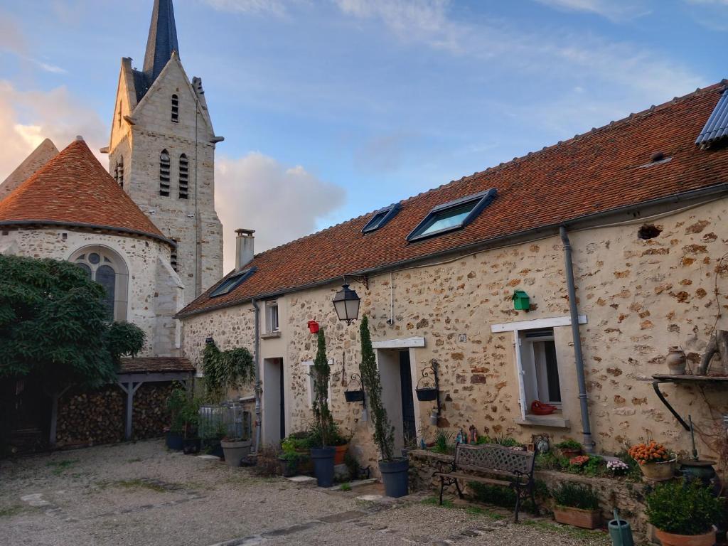 Châtresle Portail bleu的一座古老的石头建筑,后面有一座教堂