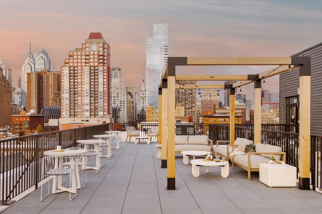费城Sonder Ovation的一个带桌椅的阳台,享有城市天际线