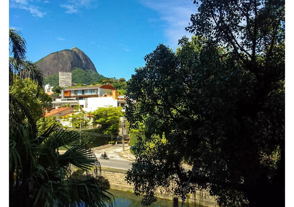 里约热内卢Flat - Leblon的享有以山为背景的城市美景