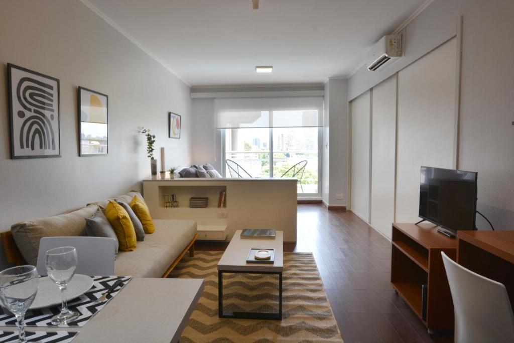 布宜诺斯艾利斯Minimalist design apartment with amazing view的客厅配有沙发和桌子