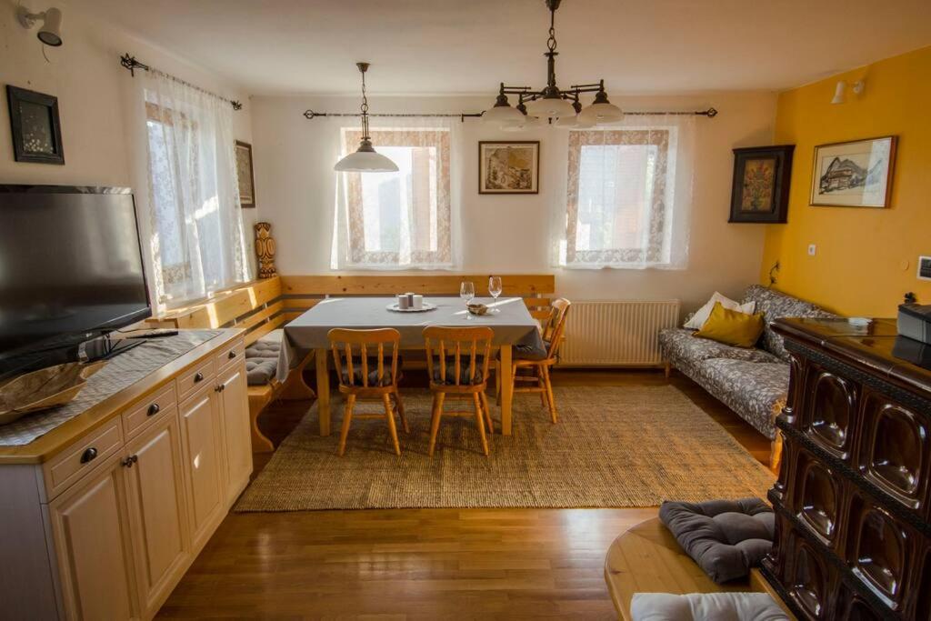 ŽeleznikiHouse Pucnk-beautiful countryside的厨房以及带桌子和沙发的客厅。