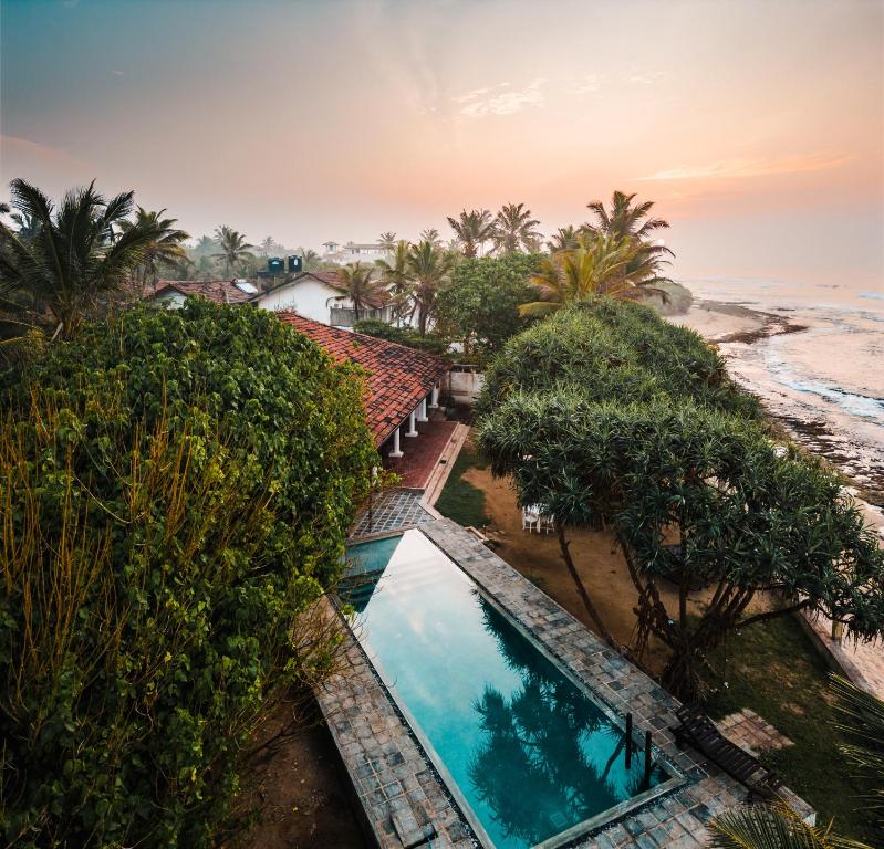 米瑞莎Saltasia Boutique Beach Villa的享有度假胜地的空中景致,设有游泳池和海滩