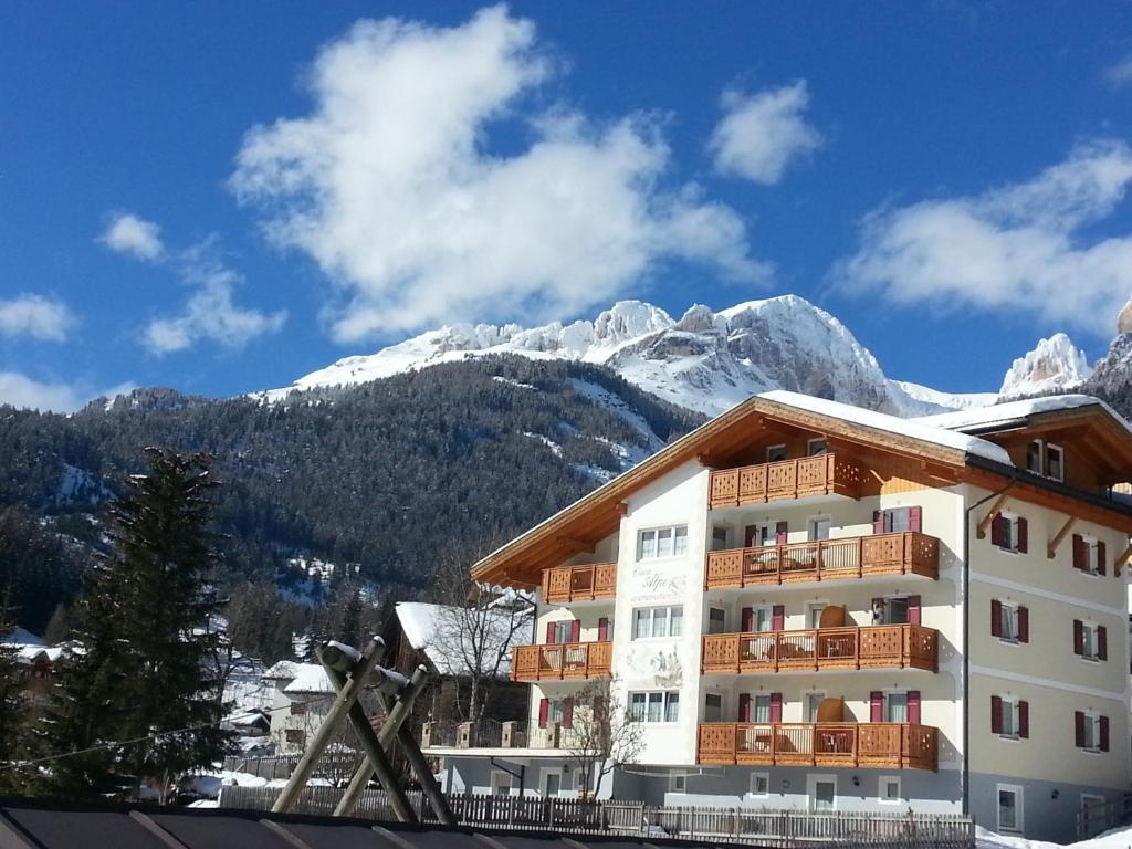 维哥迪法萨Residence Ciasa Alpe的底楼是一座白雪覆盖的山庄