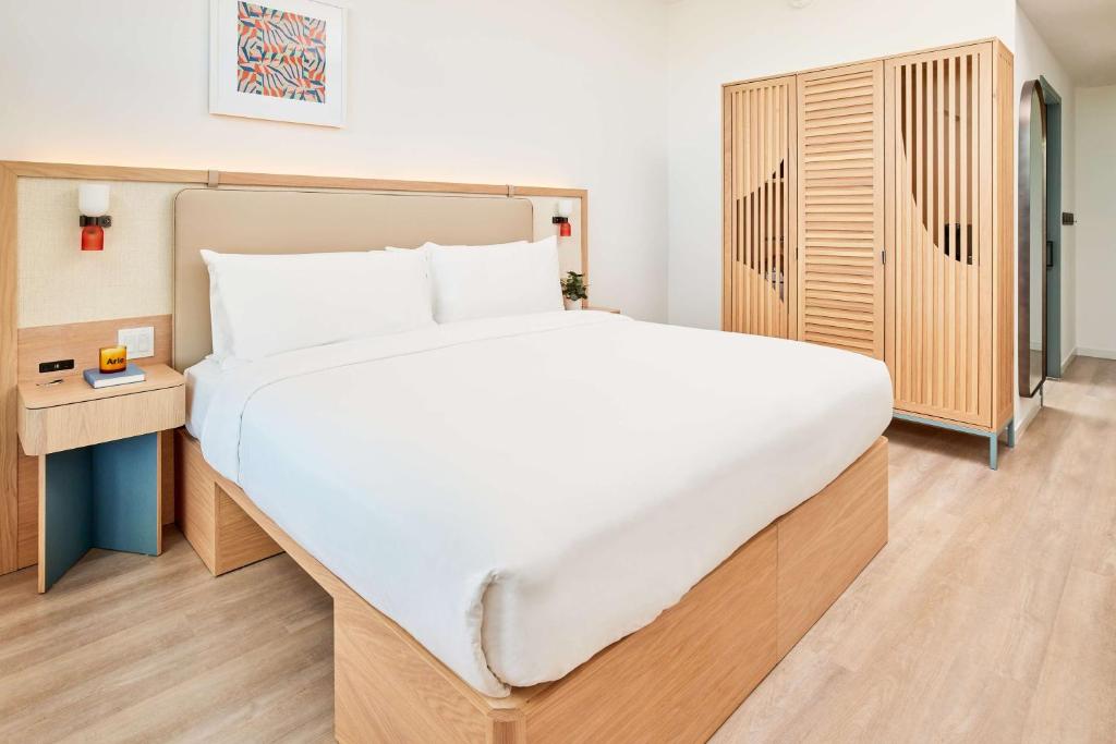 迈阿密Arlo Wynwood Miami的一间卧室,卧室内配有一张大床