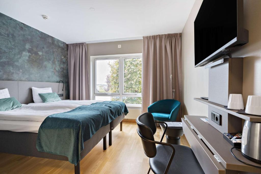 韦纳穆Best Western Hotel Vidöstern的酒店客房设有床和窗户。