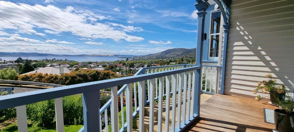 霍巴特Hill House Hobart - Charming home, stunning views close to city的享有水景的房屋阳台