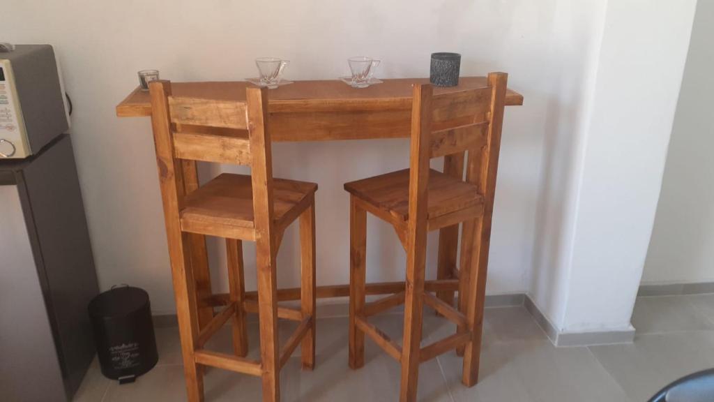 梅塞德斯Monoambiente的一张小木桌,上面放着两杯酒