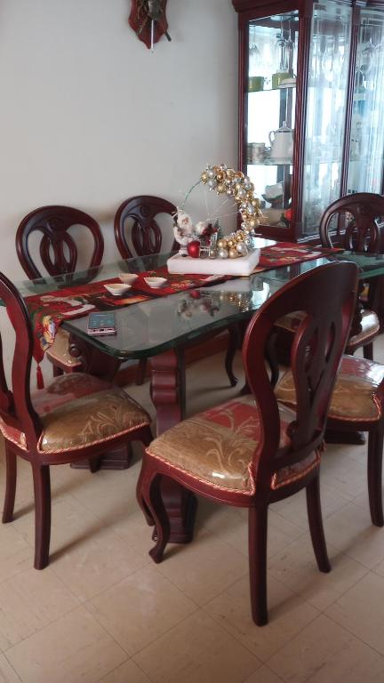 波哥大Como en casa的一间设有玻璃桌和椅子的用餐室