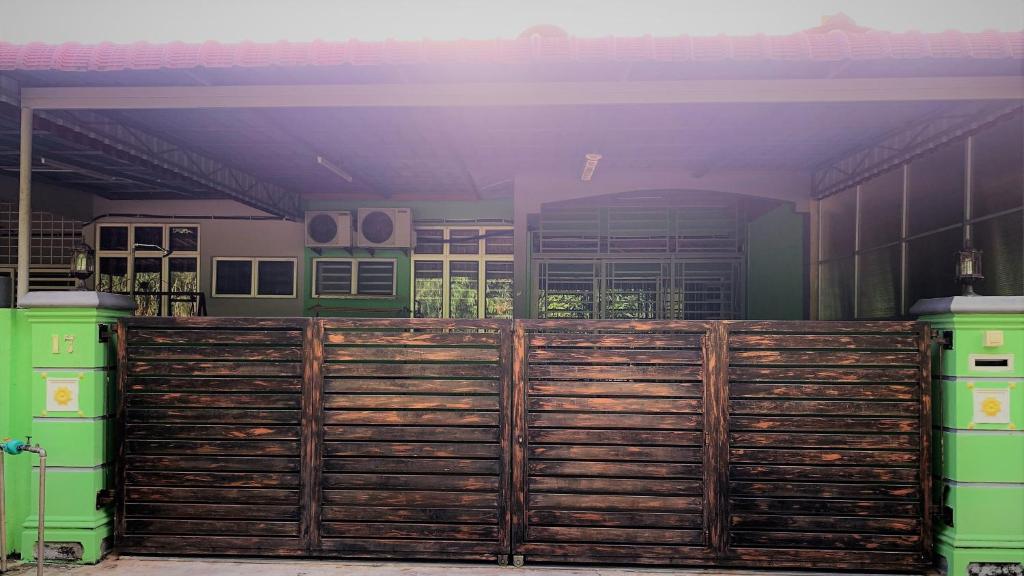 波德申EQ Malay Modest Homestay Port Dickson的房屋前的木栅栏