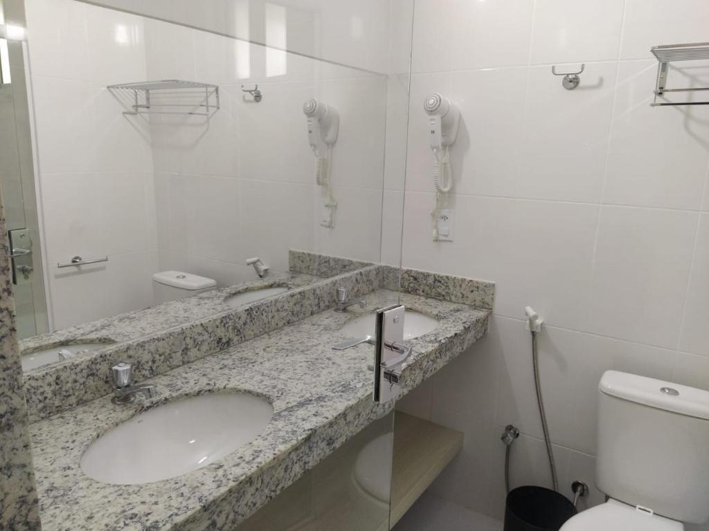 卡达斯诺瓦斯Spazzio Diroma Acqua e Splash Caldas novas, GRATIS PARK的一间带水槽和卫生间的浴室