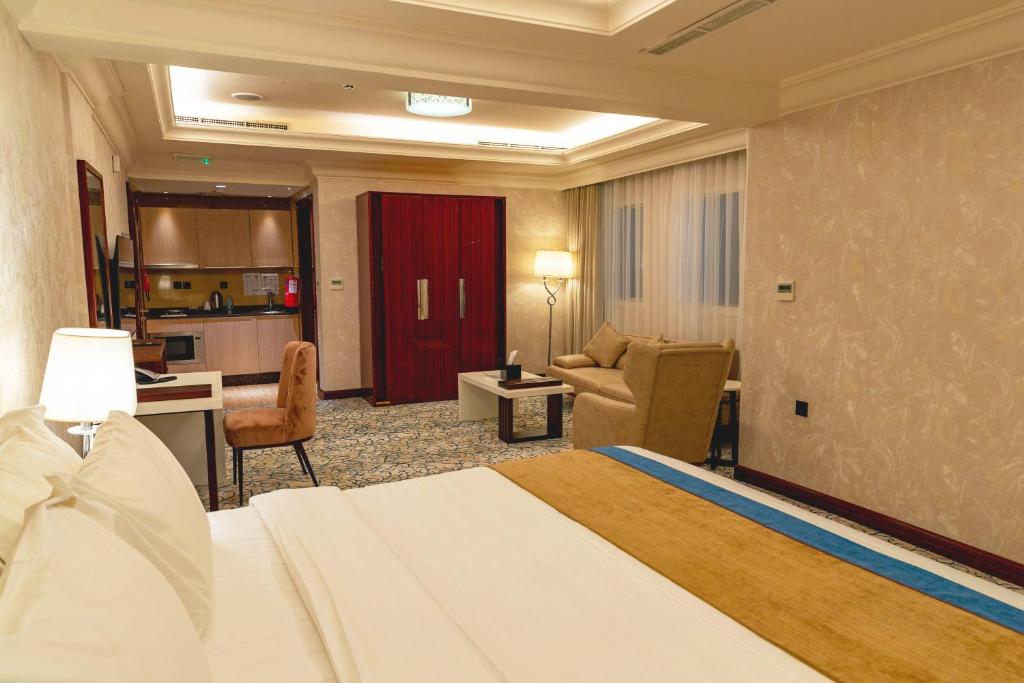 多哈Ivory Inn Hotel Doha Qatar的酒店客房设有床和客厅。
