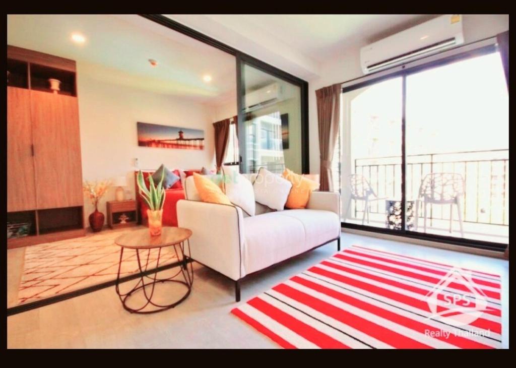 华欣Hua Hin La Casita Beautiful Two Bedroom Condo With Great Views的客厅配有白色沙发和大窗户