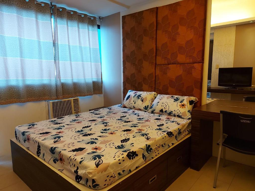 马尼拉Romantic 1 Bedroom with Pool的一间小卧室,配有一张床和一张书桌