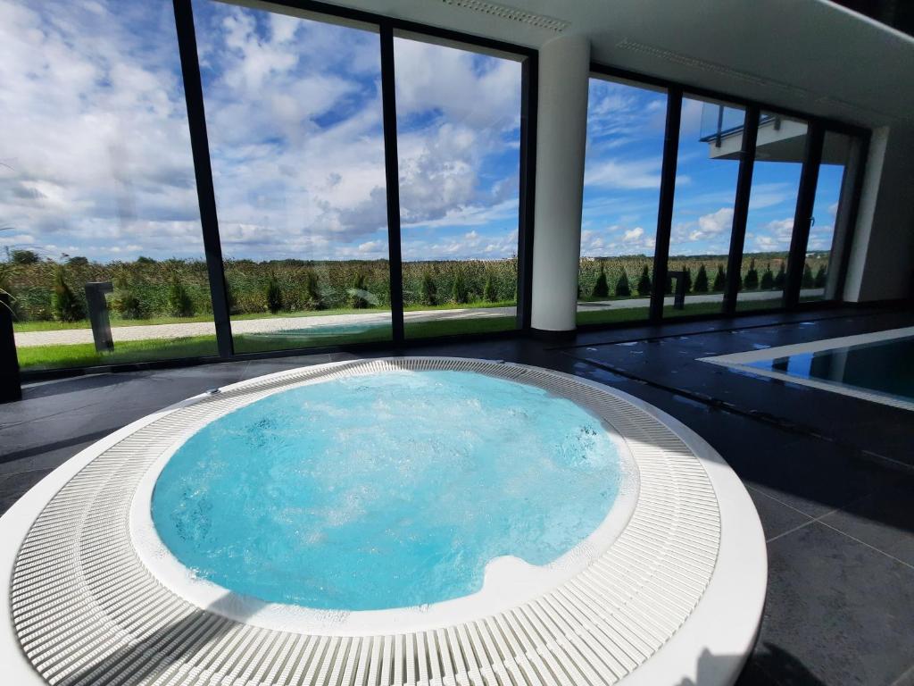 科沃布热格Resort Westin House - 365PAM的一座带窗户的大型游泳池
