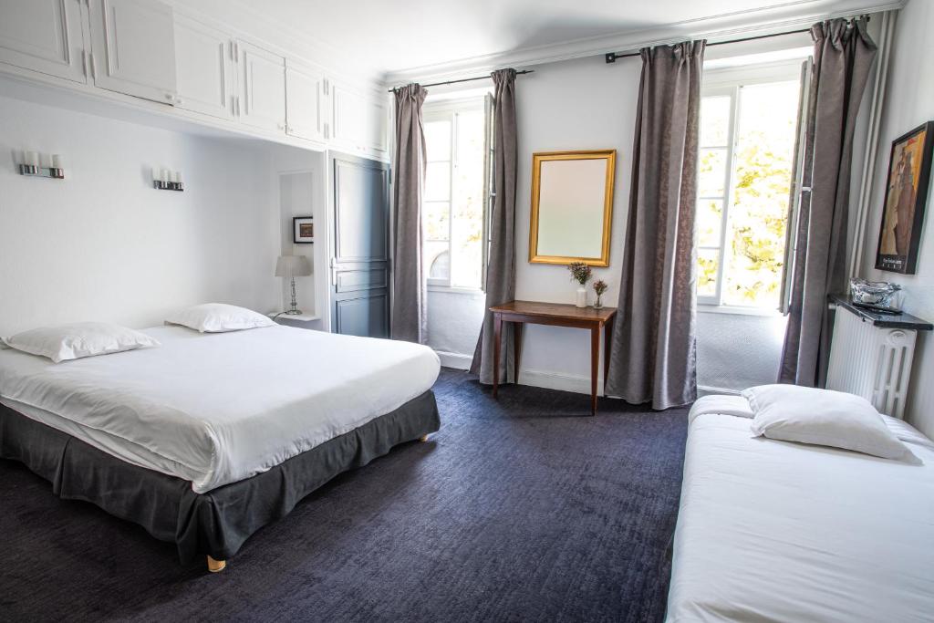 阿尔比公园的啤酒屋酒店的酒店客房设有两张床和窗户。