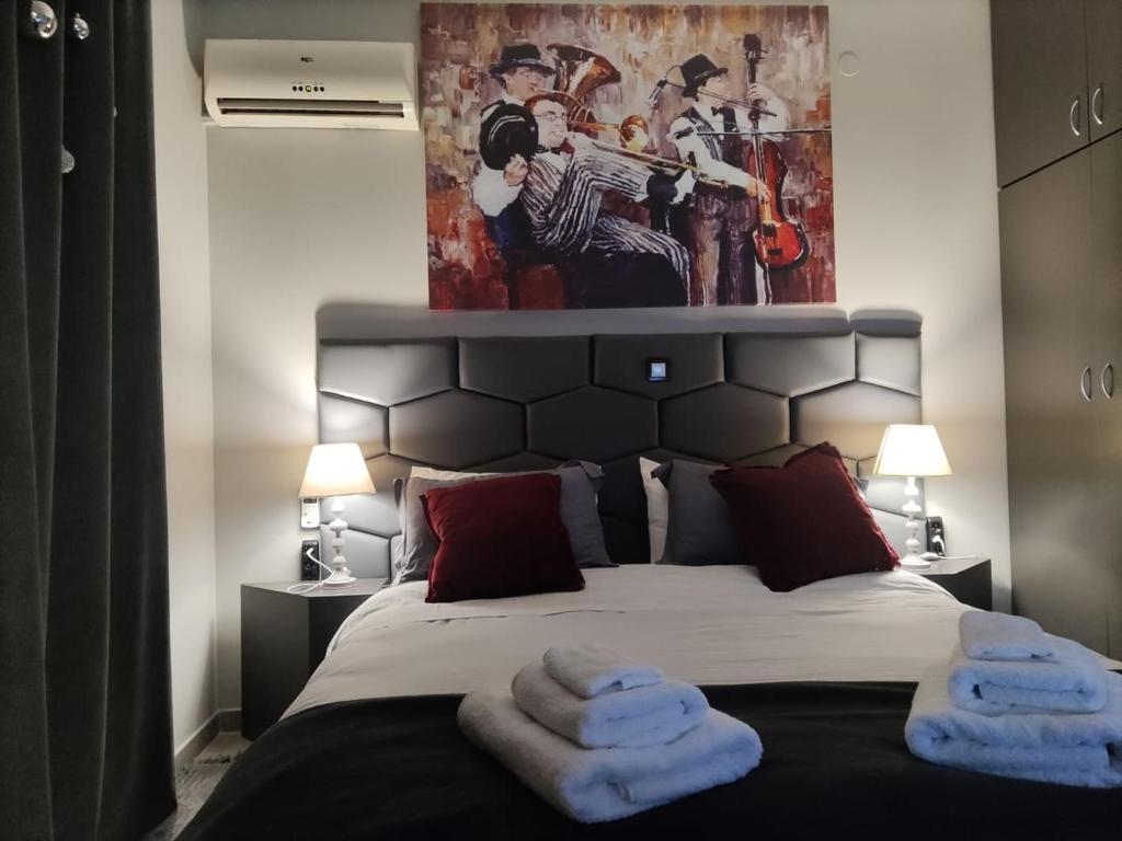 新基奥斯Music Reflections Apartment near Nafplio的一间卧室配有一张床,上面有两条毛巾
