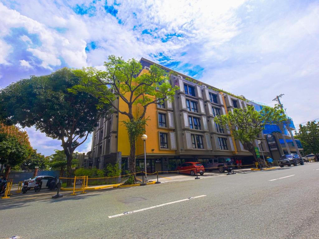 马尼拉Super OYO Capital O 907 Ceo Flats的城市街道一侧的建筑