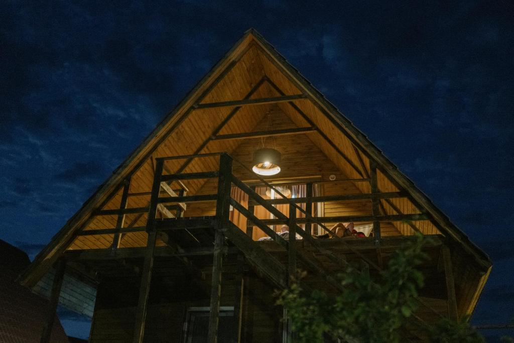 ArtanishArmenian Camp的夜空里建的树屋