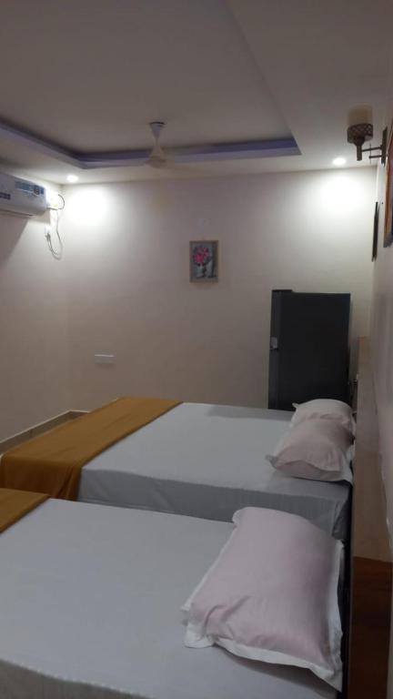 MamaGreenpark Residence的一间客房内配有两张床的房间