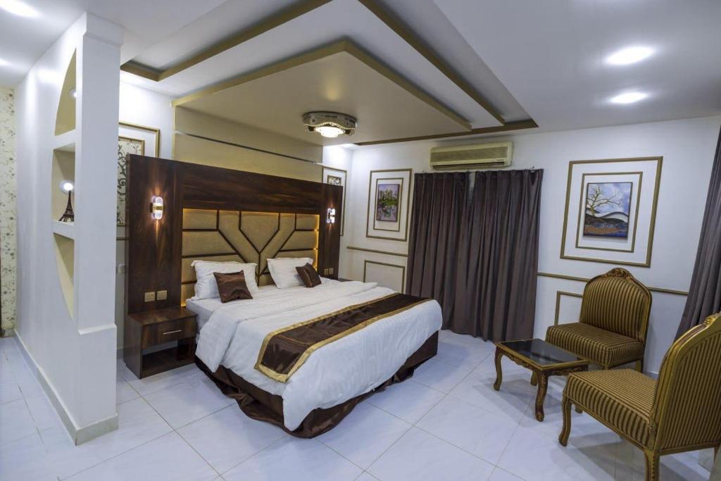 欧拉Villa Mans 2的配有一张床和一把椅子的酒店客房