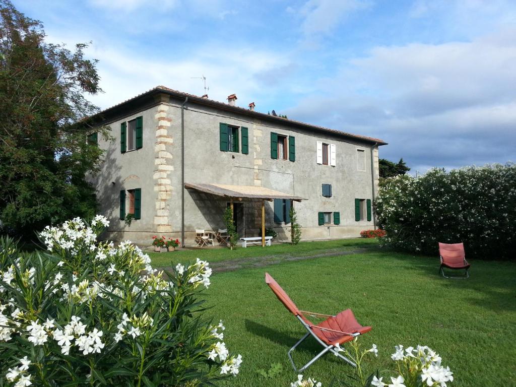 切齐纳码头Agriturismo Bella Valle的一座带两把椅子的庭院的大型石屋