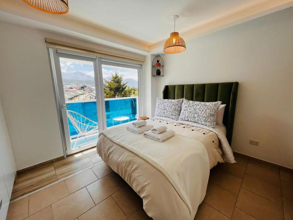 乌斯怀亚Bosque Encantado的一间卧室设有一张大床和一个大窗户