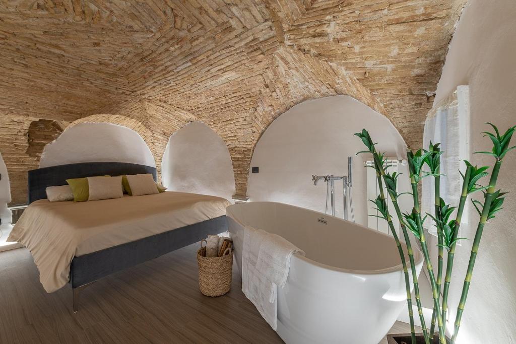 古比奥L'ira di Dante的一间卧室配有一张床和浴缸