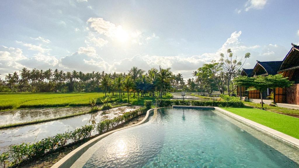 乌布Adil Villa & Resort的别墅内游泳池的形象