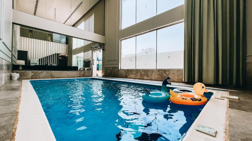 阿可贺巴شاليه رويال الخبر - Royal Resort AL Khobar的室内游泳池,室内设有充气泳池玩具